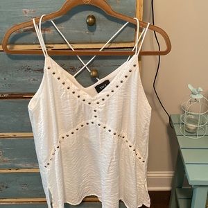 Vici small groovy concert going too. Breast area has white lining.